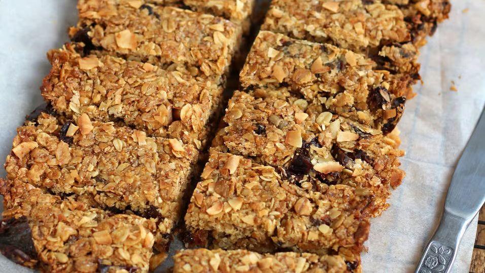 Medjool Date Flapjacks Recipe - LemonSalt