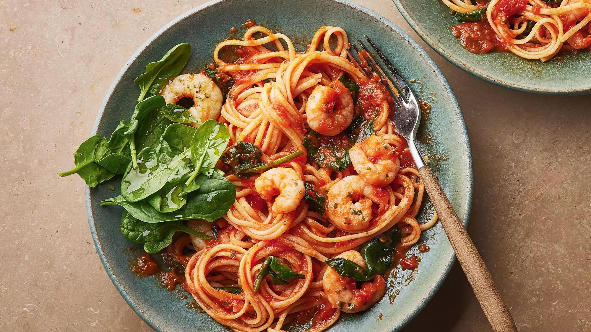Spicy Garlic Prawn Linguine with Spinach Recipe: Quick, Easy, and Delicious - LemonSalt