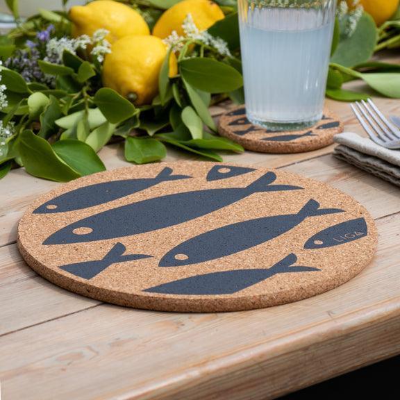 liga-cork-set-of-4-placemats-fish-grey-lemonsalt-5_648c110d-e403-43a3-801c-7530e9288fb4