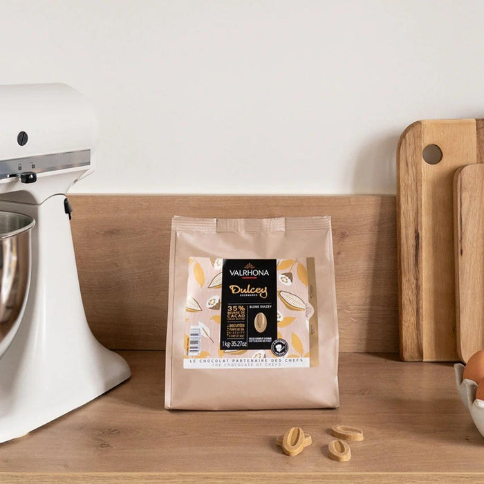Valrhona Dulcey 35% Pioneer Blond Chocolate Chips (1kg) - LemonSalt